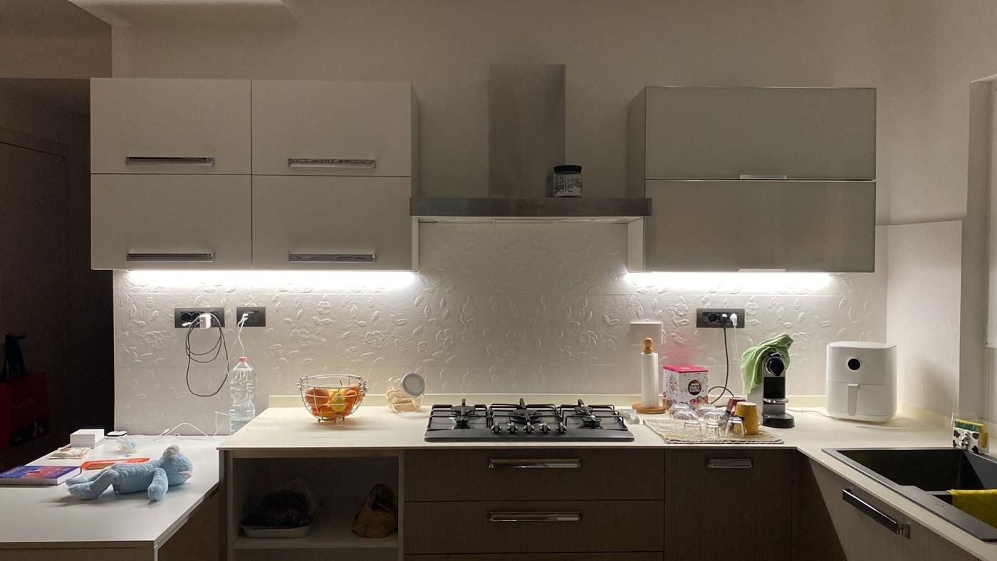 Cucina con illuminazione led sotto i pensili e prese a parete