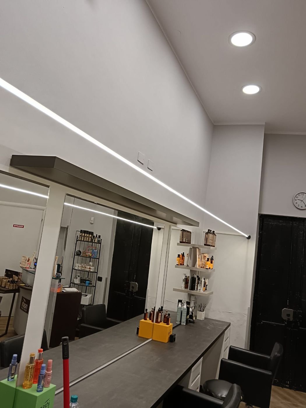 Profilo led lineare a soffitto sopra un bancone in un locale commerciale