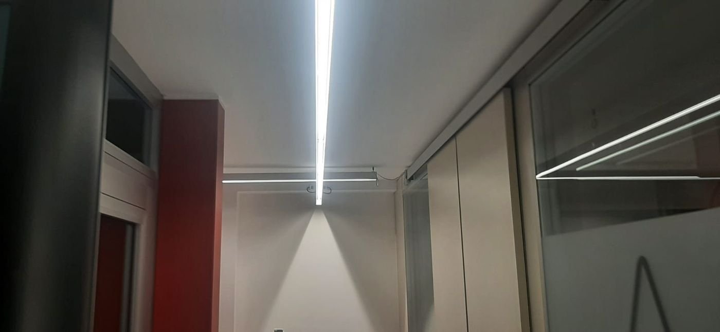Profilo led lineare a soffitto in un ingresso