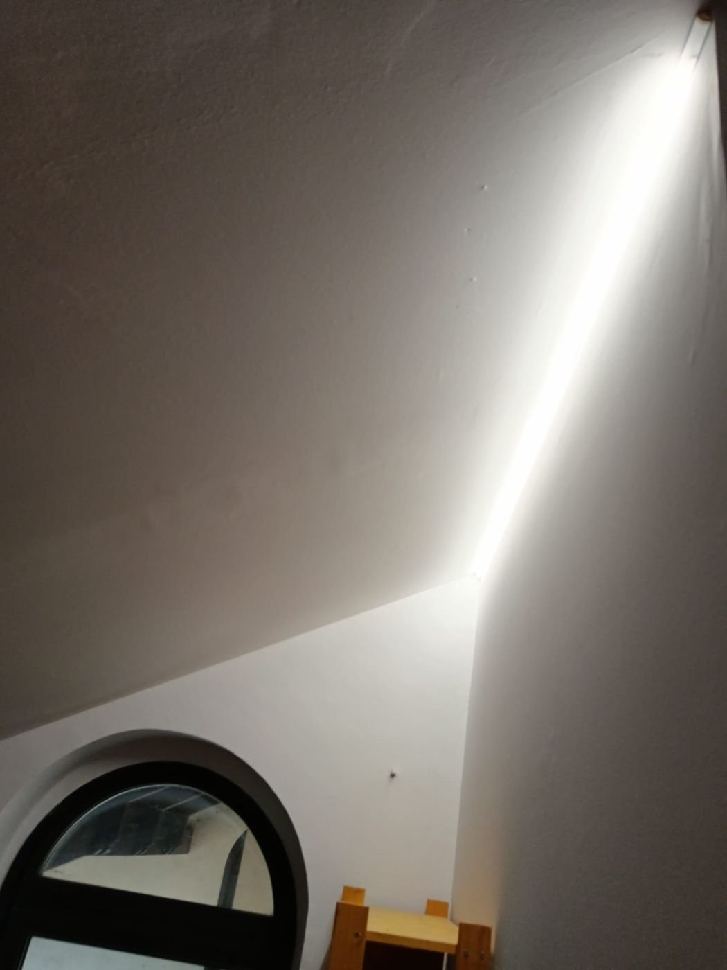 Linea led lineare incassata in un vano con finestra ad arco