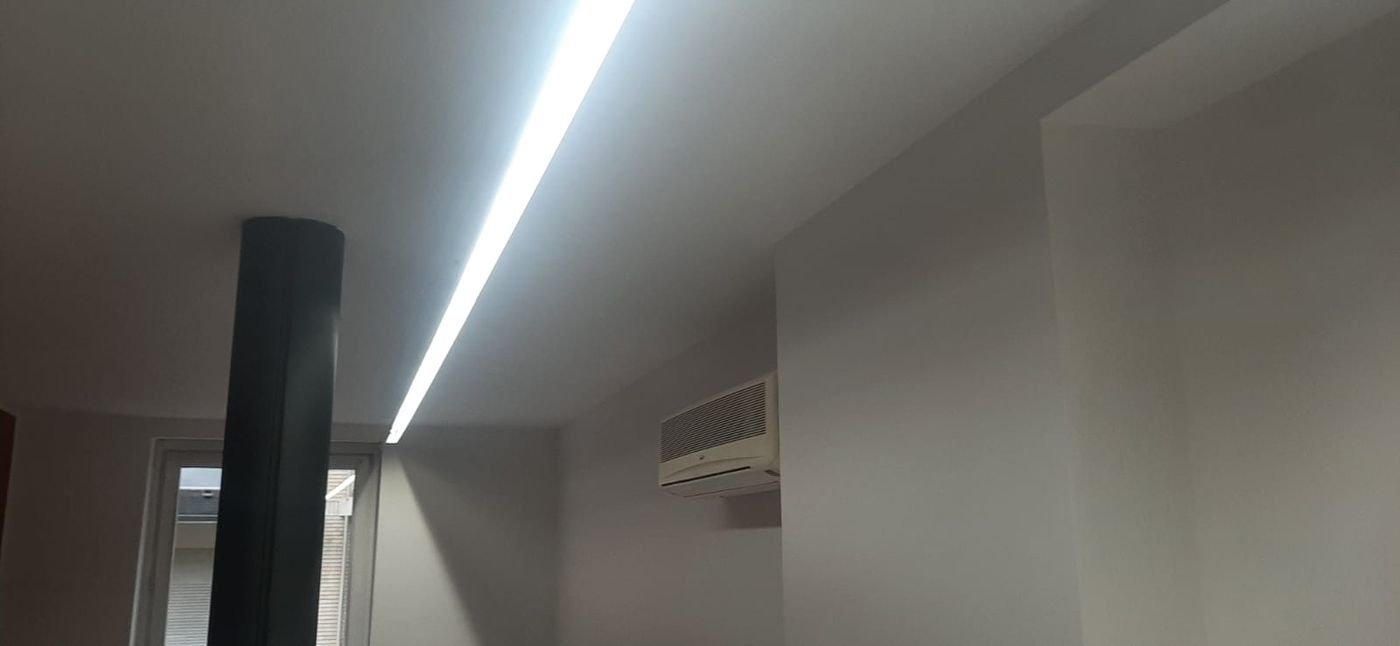 Profilo led lineare a soffitto in un locale commerciale