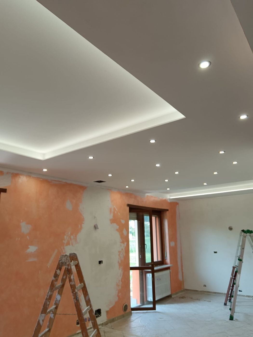 Soggiorno con controsoffitto a led e faretti incassati