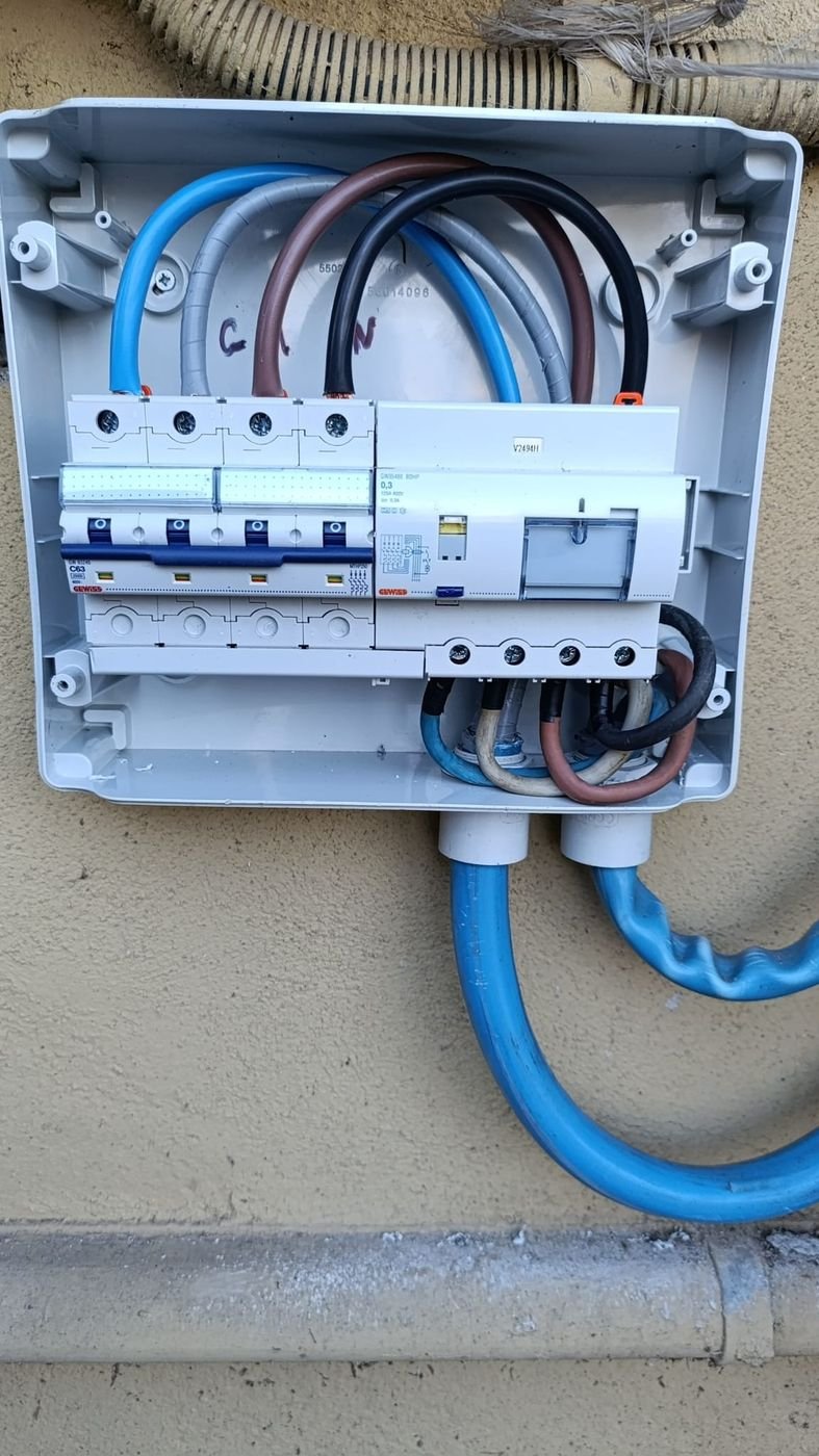 Quadro elettrico da esterno con interruttore differenziale e magnetotermici cablato da DM Impianti Elettrici