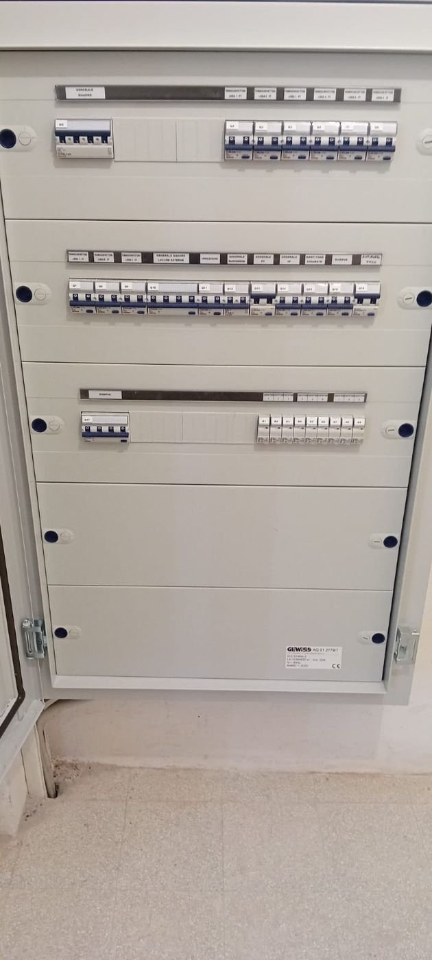 Quadro elettrico residenziale con interruttori etichettati realizzato da DM Impianti Elettrici