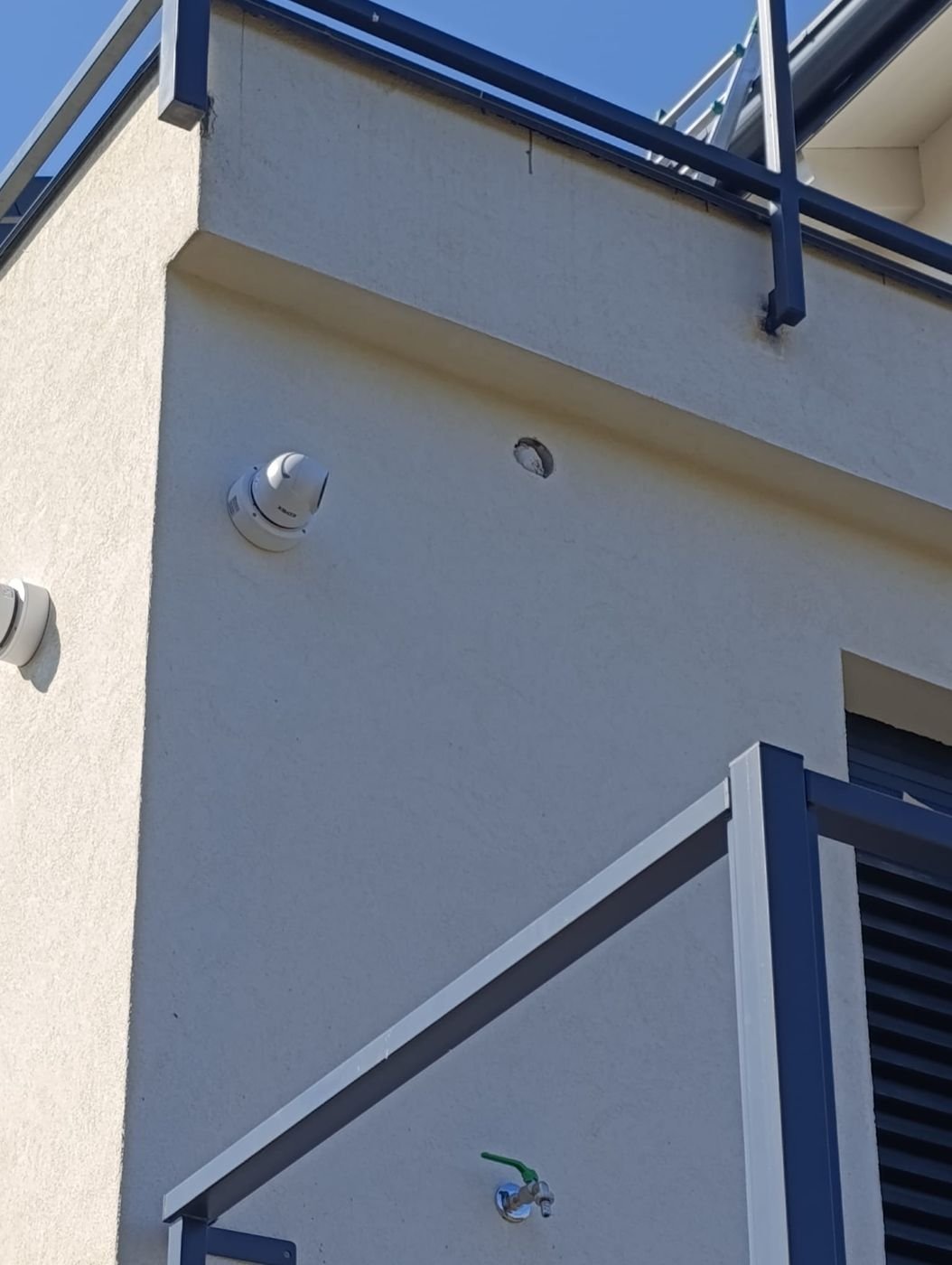 Telecamera dome per videosorveglianza installata su una parete esterna