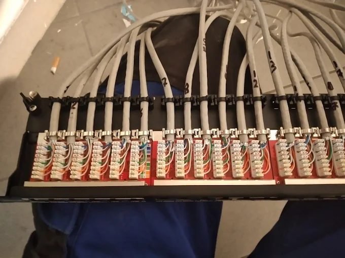 Cablaggio e patch panel di rete installato da DM Impianti Elettrici