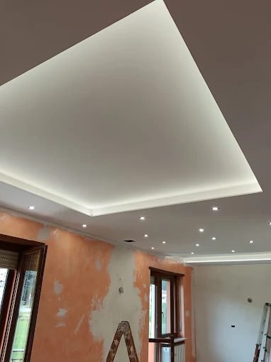 Controsoffitto con illuminazione a led installato da DM Impianti Elettrici