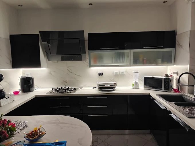 Impianto elettrico e illuminazione a led installati da DM Impianti Elettrici in una cucina