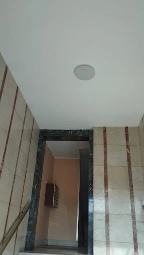 Diffusore audio a incasso di un impianto domotico installato da DM Impianti Elettrici