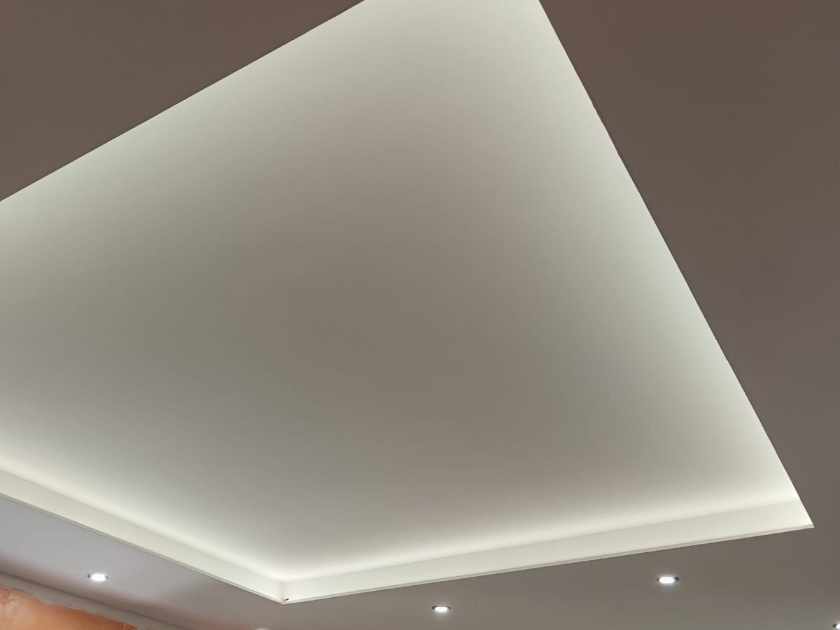 Controsoffitto con led a luce indiretta e faretti incassati installato da DM Impianti Elettrici