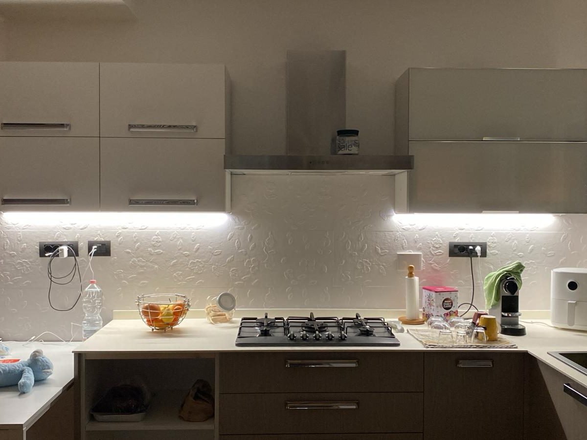 Cucina con illuminazione led sotto i pensili installata da DM Impianti Elettrici