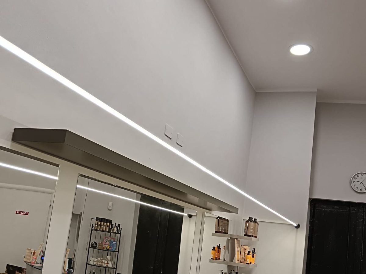 Profilo led lineare a soffitto in un locale commerciale installato da DM Impianti Elettrici