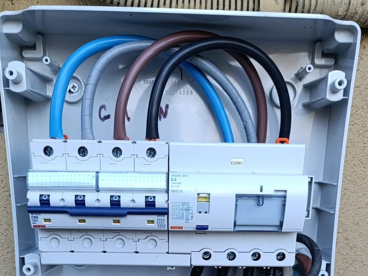 Quadro elettrico da esterno con interruttore differenziale e magnetotermici cablato da DM Impianti Elettrici