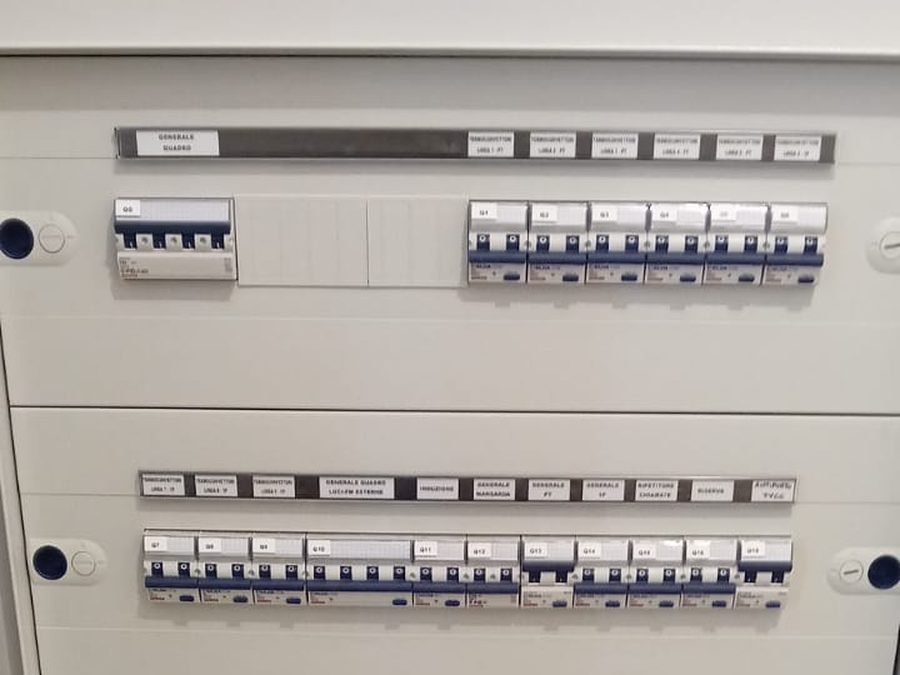 Quadro elettrico residenziale con linee etichettate realizzato da DM Impianti Elettrici